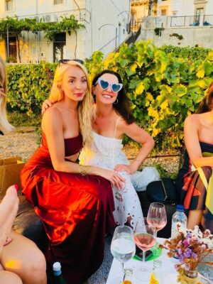 Helen George Instagram - An Italian summer; celebrating my dearest friends, cave swimming and pistachio gelato

📷 @daninnes ♥️