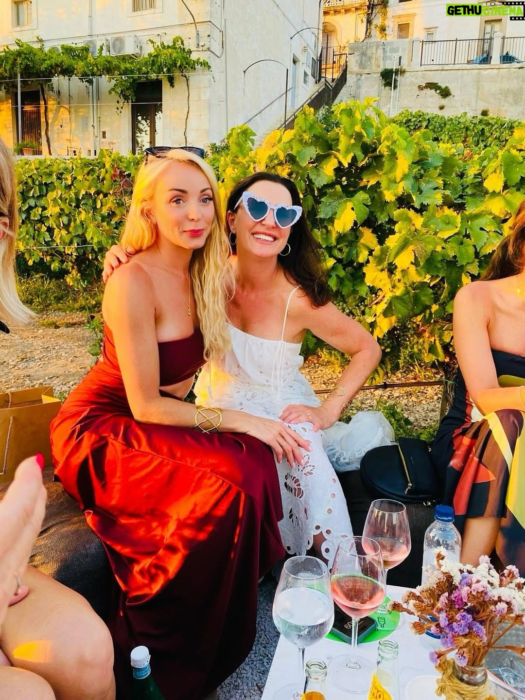 Helen George - 11.4K Likes - An Italian summer; celebrating my dearest friends, cave swimming and pistachio gelato

📷 @daninnes ♥️