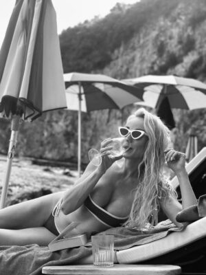 Helen George Instagram - An Italian summer; celebrating my dearest friends, cave swimming and pistachio gelato

📷 @daninnes ♥️