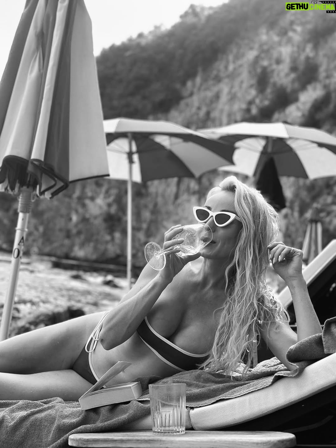 Helen George - 11.4K Likes - An Italian summer; celebrating my dearest friends, cave swimming and pistachio gelato

📷 @daninnes ♥️