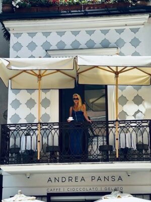 Helen George Instagram - An Italian summer; celebrating my dearest friends, cave swimming and pistachio gelato

📷 @daninnes ♥️