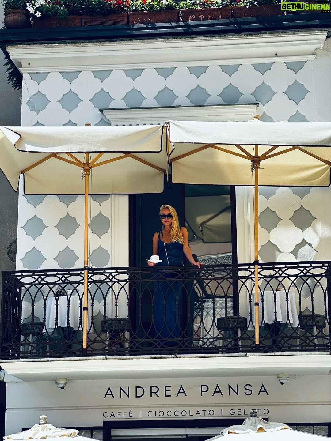 Helen George - 11.4K Likes - An Italian summer; celebrating my dearest friends, cave swimming and pistachio gelato

📷 @daninnes ♥️