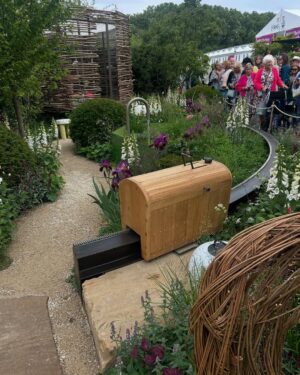 Helen George Instagram - Chelsea flower show 2025 with the incredible @childrenwithcanceruk and many more beautiful gardens 🌹