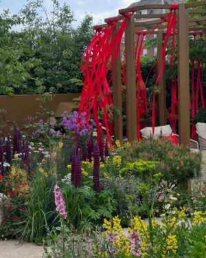 Helen George Instagram - Chelsea flower show 2025 with the incredible @childrenwithcanceruk and many more beautiful gardens 🌹