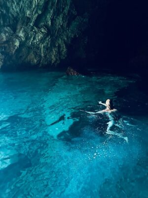 Helen George Instagram - An Italian summer; celebrating my dearest friends, cave swimming and pistachio gelato

📷 @daninnes ♥️