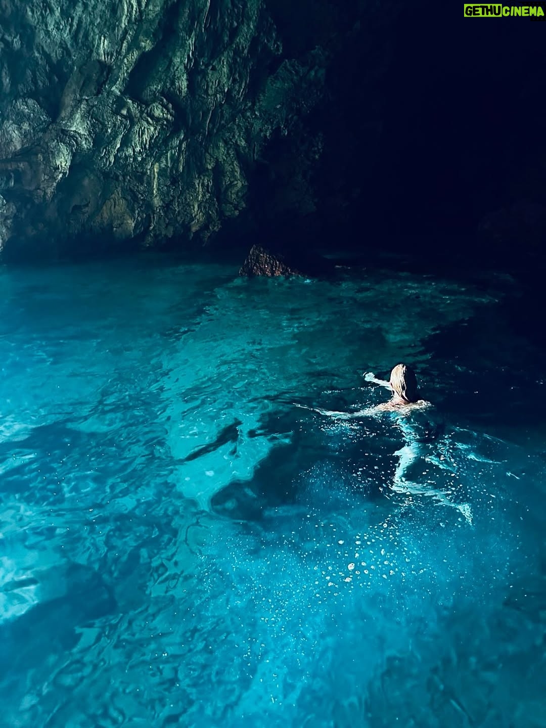 Helen George - 11.4K Likes - An Italian summer; celebrating my dearest friends, cave swimming and pistachio gelato

📷 @daninnes ♥️