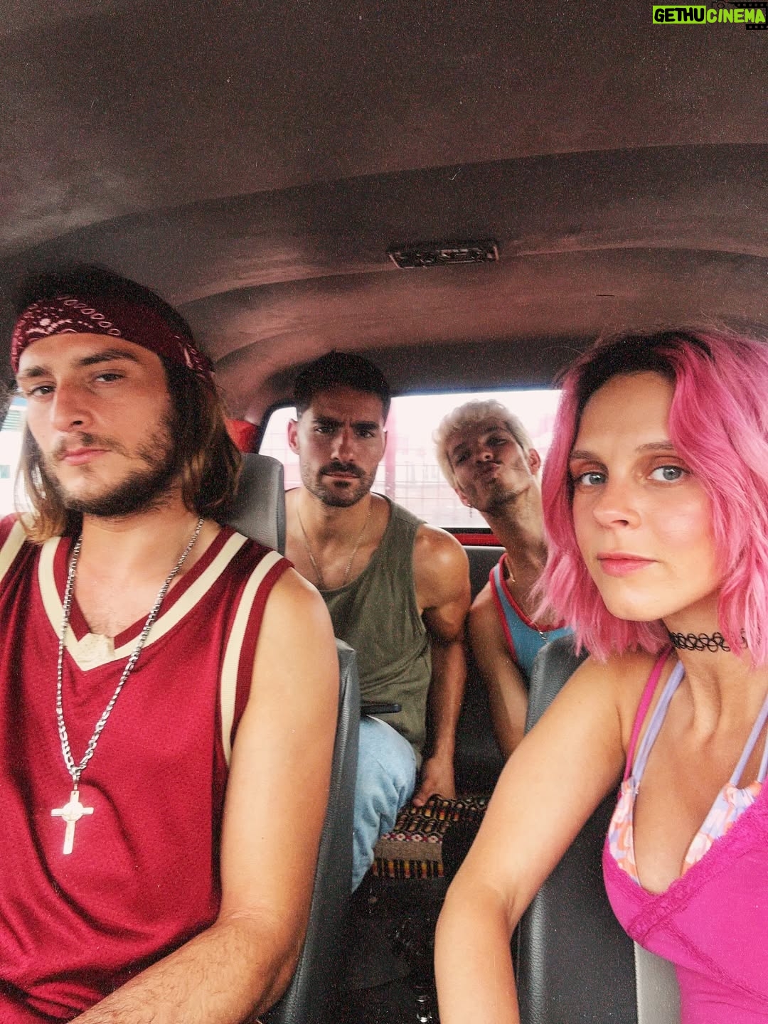 Helena Caldeira - 4.7K Likes - Carrossel cor-de-rosa para avisar que os Rapexinhos voltam daqui a 1 mês ! 🌸

RABO DE PEIXE T2
17 de Outubro
@netflixpt 

Pink carousel to announce that the Rapexinhos will be back in 1 month! 🌸

TURN OD THE TIDE S2
October 17Th

@augusto_fraga_director 
@ukbarfilmes 
@engersportelli