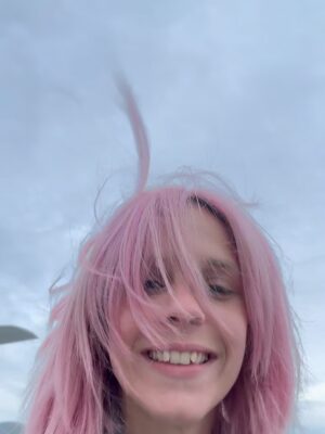 Helena Caldeira Instagram - Carrossel cor-de-rosa para avisar que os Rapexinhos voltam daqui a 1 mês ! 🌸

RABO DE PEIXE T2
17 de Outubro
@netflixpt 

Pink carousel to announce that the Rapexinhos will be back in 1 month! 🌸

TURN OD THE TIDE S2
October 17Th

@augusto_fraga_director 
@ukbarfilmes 
@engersportelli