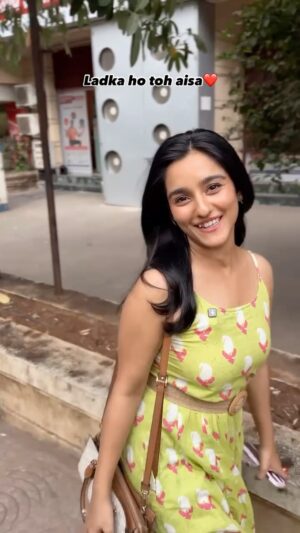 Hemall Soni Instagram - Hain na girls?💁🏻♀️🫶🏻
.
.
.
.
.
.
📸 @sahilvirwanii
.
.
.
.
.
.
.
#girl #ladka #aisa #expectations #bf #nakhre #ladki #cute #humtum #romantic #loving #caring #réel #beautiful