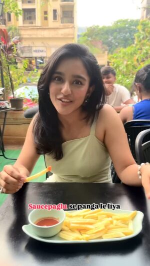 Hemall Soni Instagram - Saucepaglu se panga nahi leneka 🔫
.
.
.
.
.
.
.
📸 @notladbible
📍 @dessertwale_
.
.
.
.
.
.
#funny #comedy #chutney #sauce #paglu #réel #trending #gün #relatable #mafia #girls #frenchfries