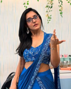 Hemall Soni Instagram - Serving looks harder than final exams😮💨💁🏻♀️
.
.
.
.
.
.
📸 @sahilvirwanii
👗 @yaasaofficial
.
.
.
.
.
#teacher #hot #maam #looks #saree #sareenotsorry #designer #school #photo #trending #pose #instamood #photography #blue #fashion #model