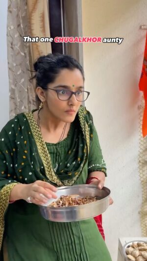 Hemall Soni Instagram - Chugalkhor aunty hain ya CCTV?🤣
.
.
.
.
.
.
📸 @sahilvirwanii
.
.
.
.
.
.
.
#chugalkhor #aunty #gossip #building #panchayat #funny #comedy #chugli #relatable #comic #cctv #réel #reel #toxicaunty #indianaunty #explore #explorepage✨ #reelsinstagram #relatablememe #desimeme #toxic #viral #viralvídeos #comedyreels #reelkarofeelkaro