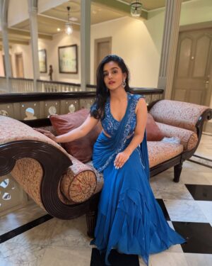 Hemall Soni Instagram - Ghar ki lakshmi, but also the showstopper❤️🔥
.
.
.
.
Wearing - @yaasaofficial
📸 @zokandetanmay @amysyncpix @click_vlick_photography
.
.
.
.
.
.
#traditional #showstopper #show #fashion #blue #colour #influencer #styleinspo #designer #saree #sareelove #modern #banibani #kareenakapoor #desi #indian #pose #queen