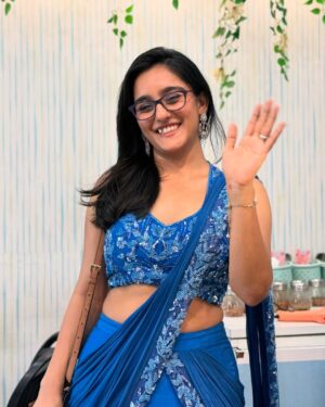 Hemall Soni Instagram - Serving looks harder than final exams😮💨💁🏻♀️
.
.
.
.
.
.
📸 @sahilvirwanii
👗 @yaasaofficial
.
.
.
.
.
#teacher #hot #maam #looks #saree #sareenotsorry #designer #school #photo #trending #pose #instamood #photography #blue #fashion #model