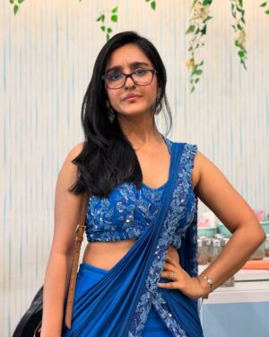 Hemall Soni Instagram - Serving looks harder than final exams😮💨💁🏻♀️
.
.
.
.
.
.
📸 @sahilvirwanii
👗 @yaasaofficial
.
.
.
.
.
#teacher #hot #maam #looks #saree #sareenotsorry #designer #school #photo #trending #pose #instamood #photography #blue #fashion #model