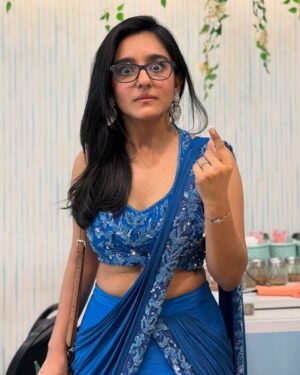 Hemall Soni Instagram - Serving looks harder than final exams😮💨💁🏻♀️
.
.
.
.
.
.
📸 @sahilvirwanii
👗 @yaasaofficial
.
.
.
.
.
#teacher #hot #maam #looks #saree #sareenotsorry #designer #school #photo #trending #pose #instamood #photography #blue #fashion #model