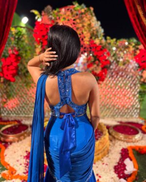 Hemall Soni Instagram - Ghar ki lakshmi, but also the showstopper❤️🔥
.
.
.
.
Wearing - @yaasaofficial
📸 @zokandetanmay @amysyncpix @click_vlick_photography
.
.
.
.
.
.
#traditional #showstopper #show #fashion #blue #colour #influencer #styleinspo #designer #saree #sareelove #modern #banibani #kareenakapoor #desi #indian #pose #queen