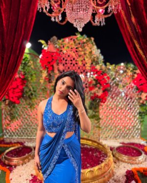 Hemall Soni Instagram - Ghar ki lakshmi, but also the showstopper❤️🔥
.
.
.
.
Wearing - @yaasaofficial
📸 @zokandetanmay @amysyncpix @click_vlick_photography
.
.
.
.
.
.
#traditional #showstopper #show #fashion #blue #colour #influencer #styleinspo #designer #saree #sareelove #modern #banibani #kareenakapoor #desi #indian #pose #queen