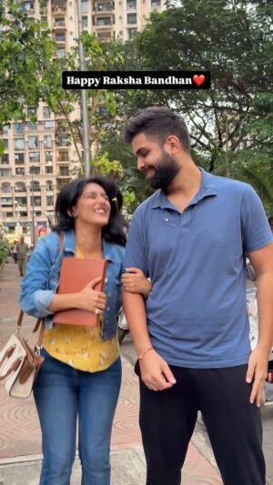 Hemall Soni Instagram - Tedha hain par mera hain🧿🥰
.
.
.
.
.
.
.
.
.
#happy #relatable #happyrakshabandhan #rishta #comedy #interview #réel #explore #bhai #behen #masti #pyaar #iphone #car #activa #explore #trending
