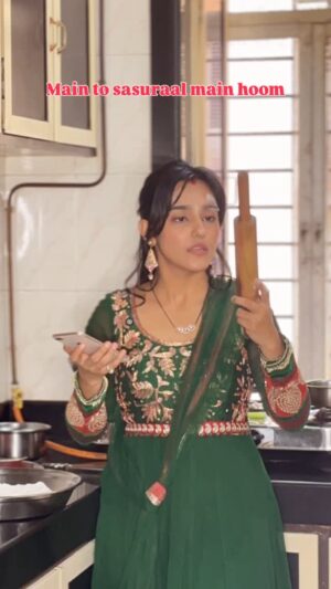 Hemall Soni Instagram - Sasural REELS ka🤳
.
.
.
.
.
.
.
.
📸 @crazyy_bantya
.
.
.
.
.
.
#funny #comedy #relatable #réel #trending #explore #bahu #girls #cooking #desi #wife #life #2025 #fyp #