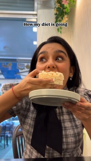Hemall Soni Instagram - Tag someone who always tempts you to break your diet, i wish i could tag myself 😂
.
.
.
.
.
.
📸 @notladbible
Location @dessertwale_ 🤍
.
.
.
.
.
.
#diet #dietsehat #dietfood #dietplan #dietplan #but #cant #resist #food #foodporn #foodstagram #funny #relatable #comedy #trendingreels #instagood #cheatmeal #cake #pastry #foodygirls #comdeyvideos #mainebolano #favorite #desert #me #girl