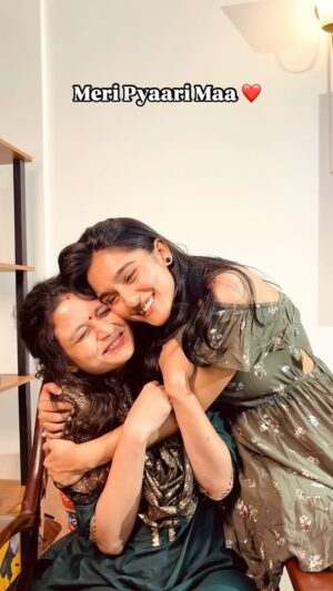 Hemall Soni Instagram - MAA- Jo khud se jyada tumhare bare mein sochti hai ❤️
(Relatable, Mothers day, Emotional, Mom, Love)
#mothersday2025 #explorepage #reelitfeelit #relatable #momlove #maalove♥️ #trendingreels #feelgoodvibes #childhoodmemories❤ #nostalgia #familygoals #desimom #trendingnow