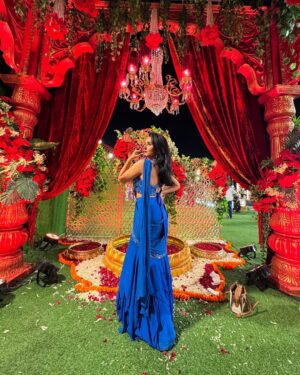 Hemall Soni Instagram - Ghar ki lakshmi, but also the showstopper❤️🔥
.
.
.
.
Wearing - @yaasaofficial
📸 @zokandetanmay @amysyncpix @click_vlick_photography
.
.
.
.
.
.
#traditional #showstopper #show #fashion #blue #colour #influencer #styleinspo #designer #saree #sareelove #modern #banibani #kareenakapoor #desi #indian #pose #queen