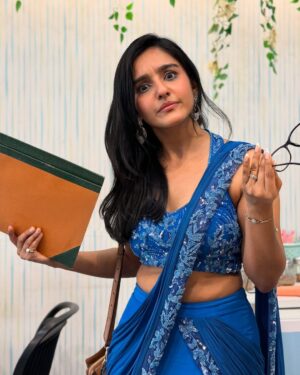 Hemall Soni Instagram - Serving looks harder than final exams😮💨💁🏻♀️
.
.
.
.
.
.
📸 @sahilvirwanii
👗 @yaasaofficial
.
.
.
.
.
#teacher #hot #maam #looks #saree #sareenotsorry #designer #school #photo #trending #pose #instamood #photography #blue #fashion #model