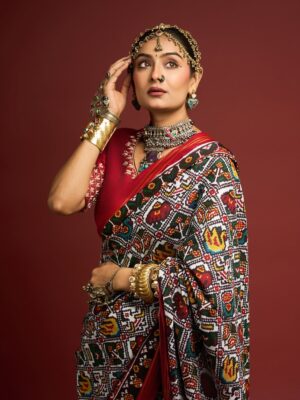 Hemanshii Ruparel Instagram - More than attire — it’s ancestry, it’s authority.

Shot by @yellowframeproductions 
Drapped in @sheetalpatolabysunilsalvi 
Accessorised by @culture_signature_jalpathakkar 

#culturalelegance #royalheritage #royalstyle #patola #patanpatola #afghanijewellery #silverandgold #saree #tradionalwear #elegance #patolasarees #banjaran #authentique
