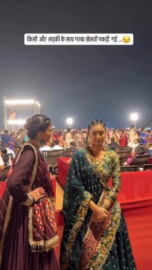 Hemanshii Ruparel Instagram - Tag kro apki friend ko 😜
.
.
#navratri #bff #jelousgirl #gujrati #friendshipgoals #anand #garba #choli #city #bro #girls #ras #dAndiya