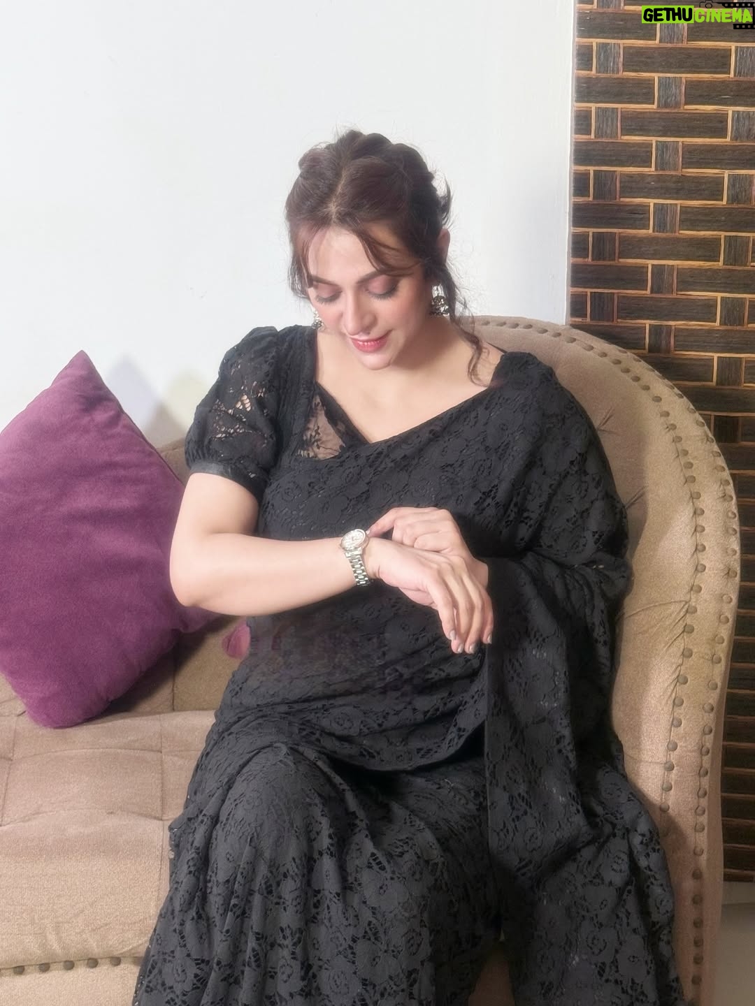 Hiba Ali Khan - 51K Likes - ~سیاہ ساڑی میں چھپی کہانی~

Saree by: @rsm_collection