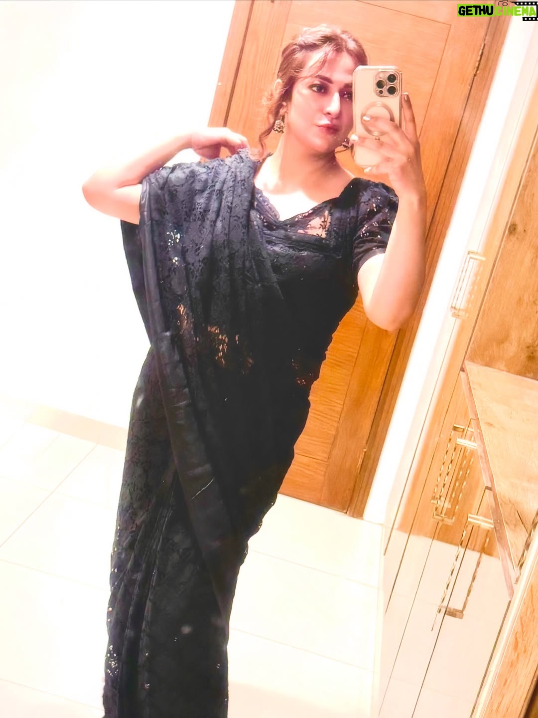 Hiba Ali Khan - 51K Likes - ~سیاہ ساڑی میں چھپی کہانی~

Saree by: @rsm_collection