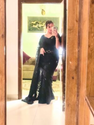 Hiba Ali Khan Instagram - ~سیاہ ساڑی میں چھپی کہانی~

Saree by: @rsm_collection