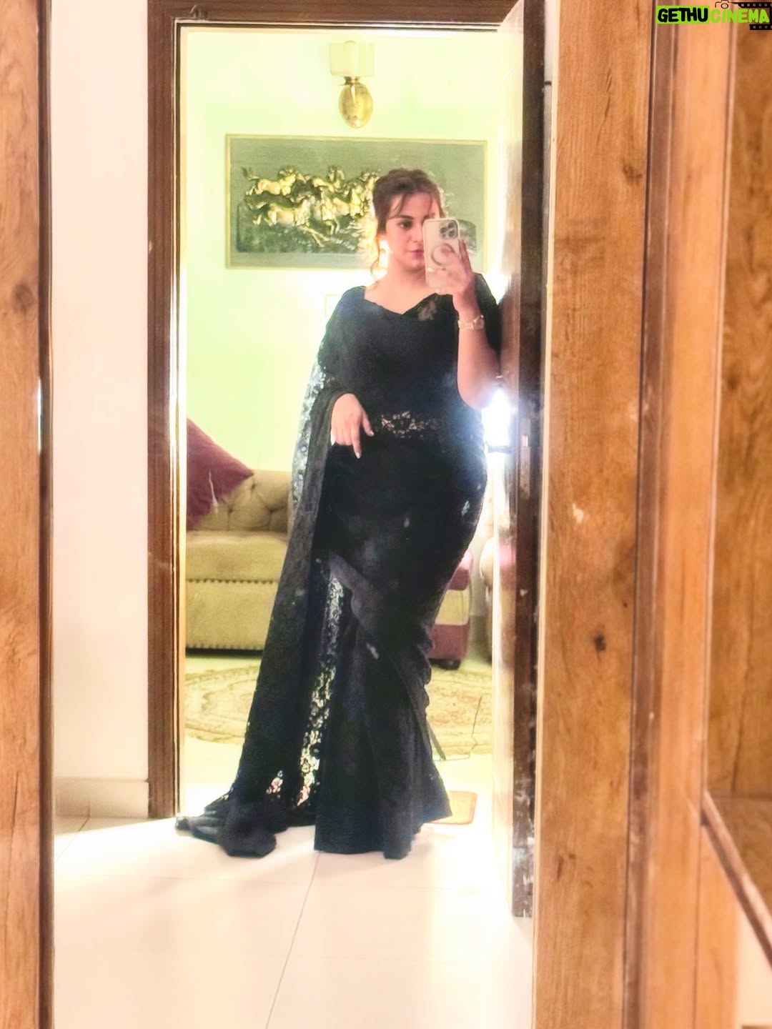 Hiba Ali Khan - 51K Likes - ~سیاہ ساڑی میں چھپی کہانی~

Saree by: @rsm_collection