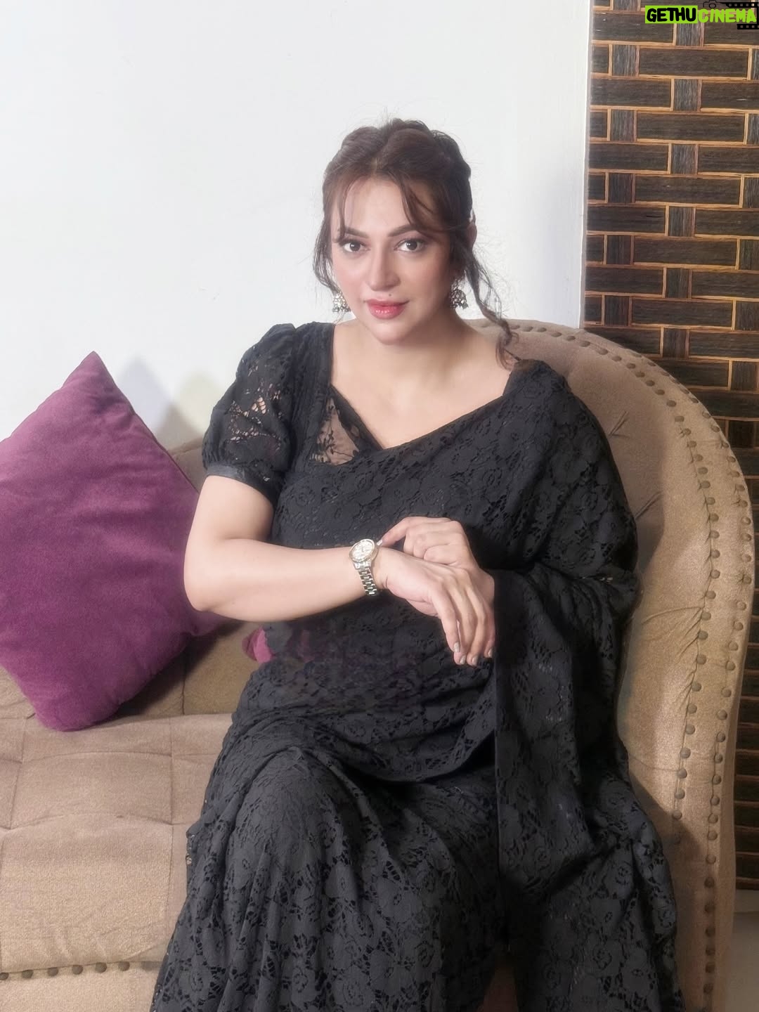 Hiba Ali Khan - 51K Likes - ~سیاہ ساڑی میں چھپی کہانی~

Saree by: @rsm_collection