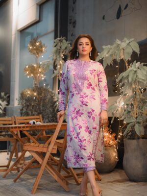 Hiba Ali Khan Instagram - Eid Mubarak 💕💫
 
Dress by: @aneelas_collection 
Photography: @alimurad970