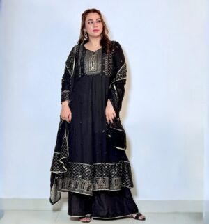 Hiba Ali Khan Instagram - Black is always a fashion win for me and this beautiful black attire is from @sanaali.official 

Check out their exclusive collection from their website.