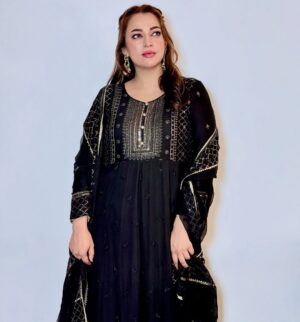 Hiba Ali Khan Instagram - Black is always a fashion win for me and this beautiful black attire is from @sanaali.official 

Check out their exclusive collection from their website.