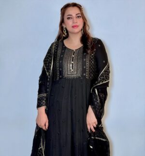 Hiba Ali Khan Instagram - Black is always a fashion win for me and this beautiful black attire is from @sanaali.official 

Check out their exclusive collection from their website.