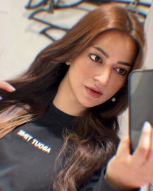 Hiba Ali Khan Instagram - Came, slayed and forgot what I was doing. 🙄