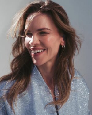 Hilary Swank Instagram - One of the first things I got asked when I ventured back into the world after having my babies was..

“How did you get your body back?”

It broke my heart that after the incredible marathon that comes with carrying and creating life, people’s main concern for women is that they must now embark on another marathon that is “getting your body back.”

My priority pre, during, and post pregnancy was never to look a certain way, but rather to feel like my strongest, most energized, most powerful self so I could support my children in the way I always dreamed. 

My health journey continues to be just that.

For me, it’s not about bouncing back to our pre-baby bodies but rather bouncing forward into our new bodies and selves.

And yes, our bodies change and yes, it’s absolutely incredible. 💪🏼✨

Full story is linked in my bio.❤️

Magazine: @womenshealthmag  Editorial Director: @richdorment Executive Editor: @alcuffey Writer: @samanthajoleal
Photographer: @jonnymarlow Stylist: @kgsaladino
Hair: @kevinryanhair Makeup: @fabiolamakeup Nails: @tombachik
Design Director: @betsyhalsey Executive Visual Director: @fvleroux
Senior Entertainment Director: @maxwelllosgar
Production: @crawfordandcoproductions