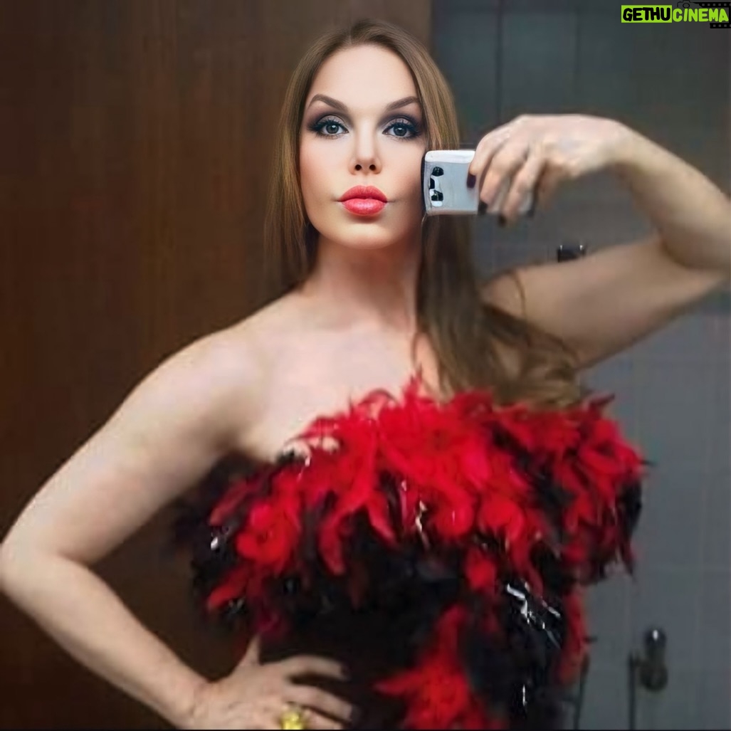 Hilda Abrahamz - 1.7K Likes - Hace unos 15 años me puse en la piel de La Caimana en A 2.50 La Cuba Libre… y desde entonces, esa mujer sigue viva en mí. 🐊🔥

Una mujer  sin miedos, sin culpas. Una que se toma la vida  y el ron a su manera.

Este personaje me enseñó que las mujeres podemos ser muchas a la vez: dulces y feroces, vulnerables y poderosas, libres y profundas.
Qué bendición poder mirar atrás y reconocer cuánto hemos vivido, aprendido y gozado sobre las tablas. 💃🏽✨

Porque el teatro, mi gente… el teatro es el lugar donde he sido todas las mujeres que alguna vez soñé ser. 🎭❤️

#HildaAbrahamz 
#LaCaimana #A2.50LaCubaLibre