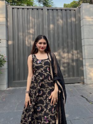 Himani Rawat Instagram - Wearing my feelings 🖤✨