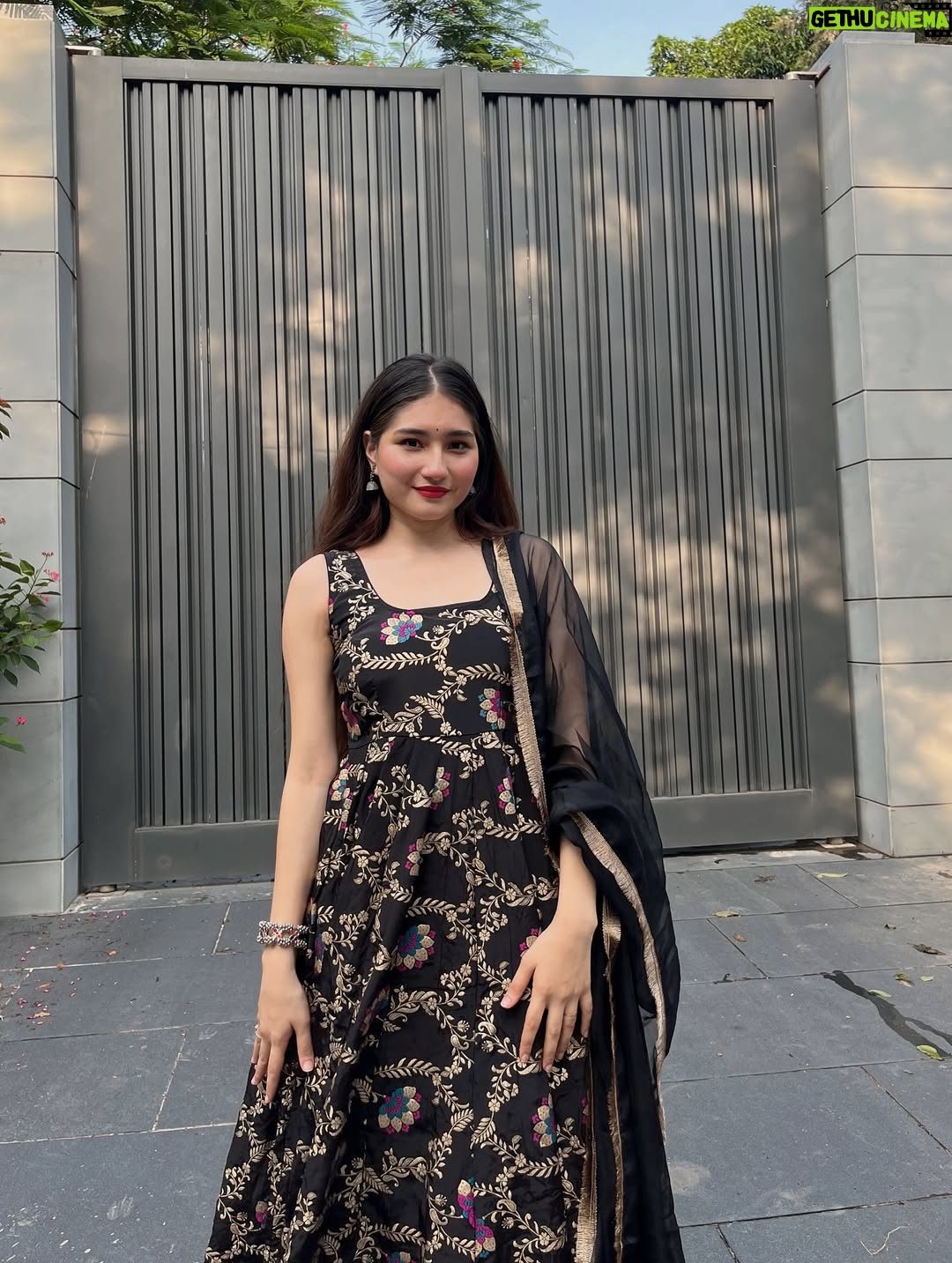 Himani Rawat - 9.3K Likes - Wearing my feelings 🖤✨