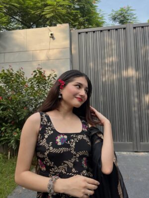 Himani Rawat Instagram - Wearing my feelings 🖤✨