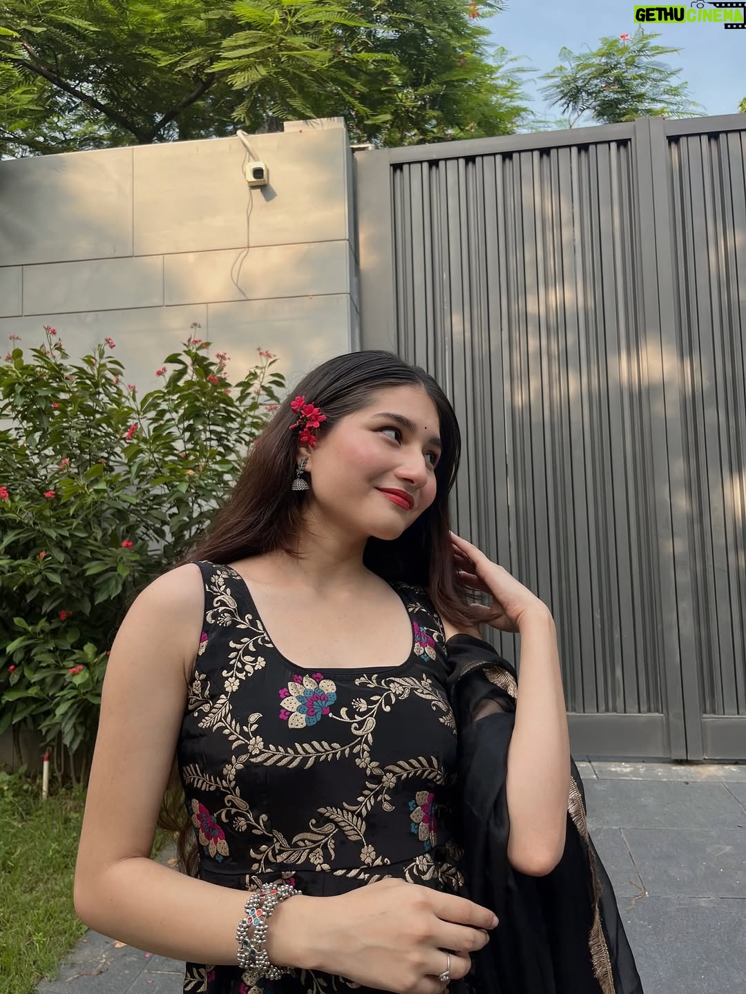 Himani Rawat - 9.3K Likes - Wearing my feelings 🖤✨