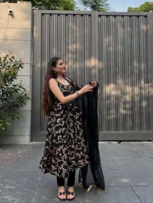 Himani Rawat Instagram - Wearing my feelings 🖤✨