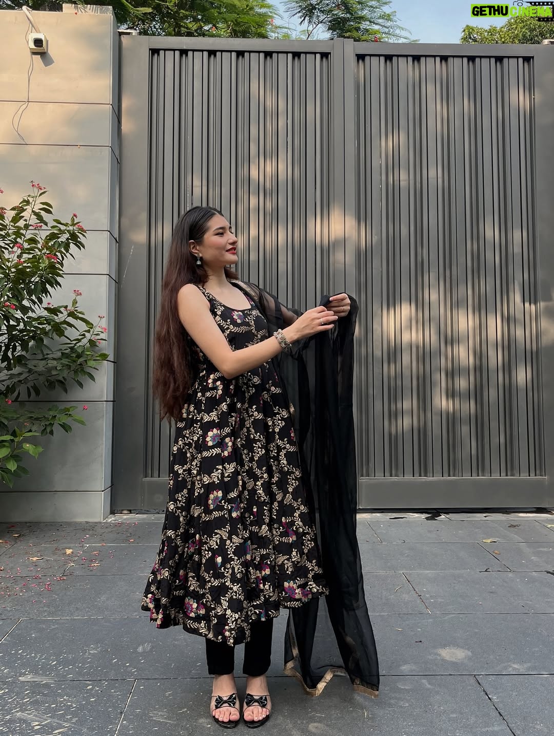 Himani Rawat - 9.3K Likes - Wearing my feelings 🖤✨