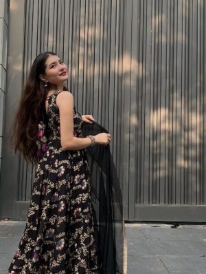 Himani Rawat Instagram - Wearing my feelings 🖤✨