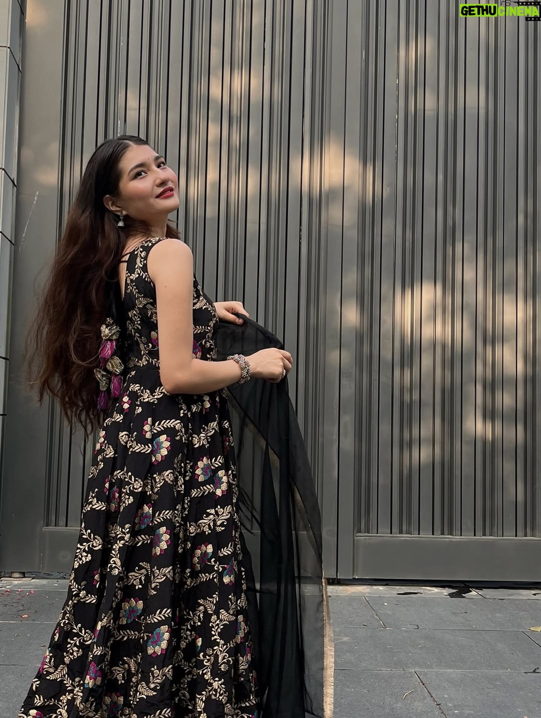 Himani Rawat - 9.3K Likes - Wearing my feelings 🖤✨